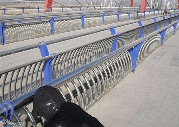淄博不锈钢复合管护栏一种安全而耐用的防护解决方案