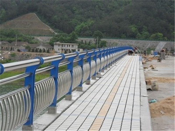 淄博不锈钢桥梁护栏的特性及其在现代建筑中的应用